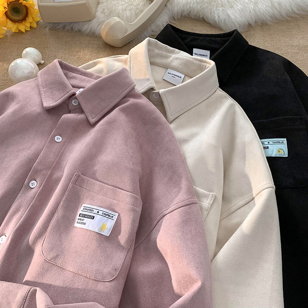 Plataus rašto moteriški marškiniai su klasikine apykakle ir logotipu