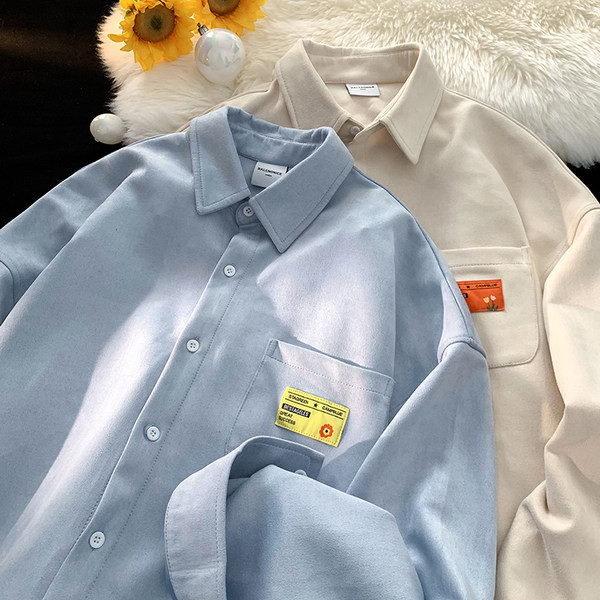 Plataus rašto moteriški marškiniai su klasikine apykakle ir logotipu