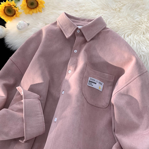 Plataus rašto moteriški marškiniai su klasikine apykakle ir logotipu