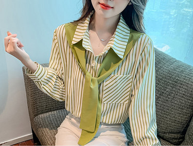 Dryžuoti marškiniai su skarele, kišene ir sagomis