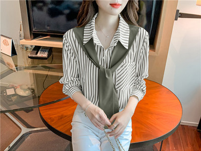 Dryžuoti marškiniai su skarele, kišene ir sagomis