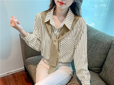 Dryžuoti marškiniai su skarele, kišene ir sagomis