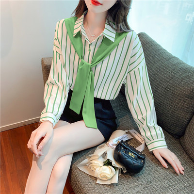 Dryžuoti marškiniai su skarele, kišene ir sagomis