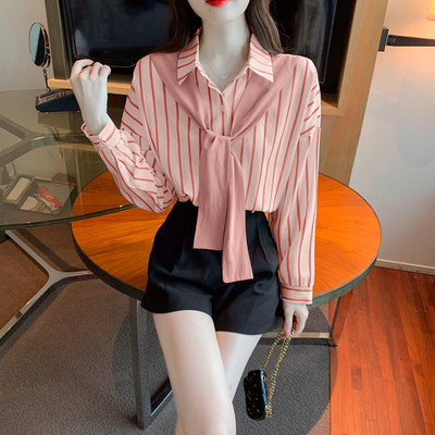 Dryžuoti marškiniai su skarele, kišene ir sagomis