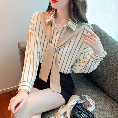 Dryžuoti marškiniai su skarele, kišene ir sagomis