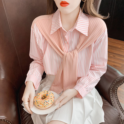 Dryžuoti marškiniai su skarele, kišene ir sagomis