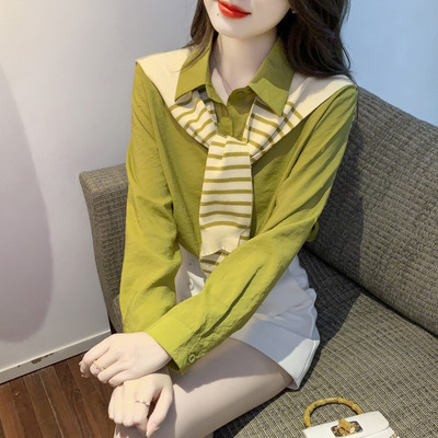 Dryžuoti marškiniai su skarele, kišene ir sagomis