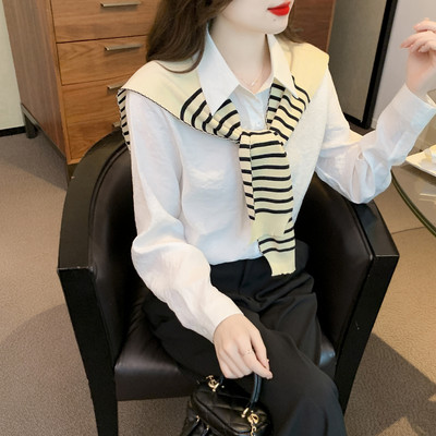 Dryžuoti marškiniai su skarele, kišene ir sagomis