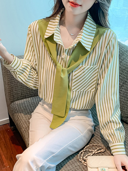 Dryžuoti marškiniai su skarele, kišene ir sagomis