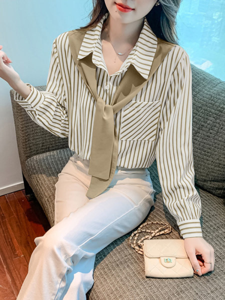 Dryžuoti marškiniai su skarele, kišene ir sagomis