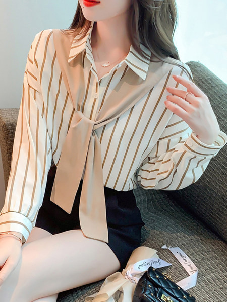 Dryžuoti marškiniai su skarele, kišene ir sagomis