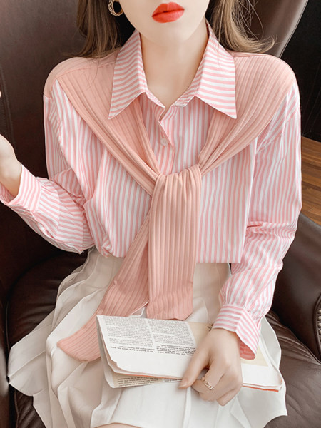 Dryžuoti marškiniai su skarele, kišene ir sagomis