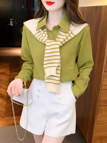 Dryžuoti marškiniai su skarele, kišene ir sagomis