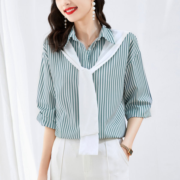 Moteriški dryžuoti marškiniai su skarele ir sagomis