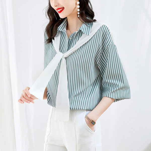 Moteriški dryžuoti marškiniai su skarele ir sagomis