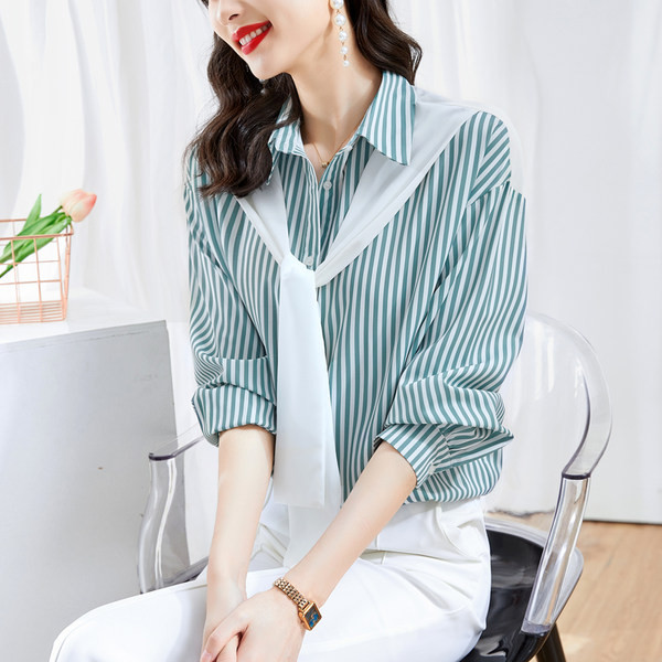 Moteriški dryžuoti marškiniai su skarele ir sagomis