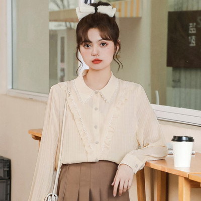 Naiste elegantne lokkide ja klassikalise kraega särk