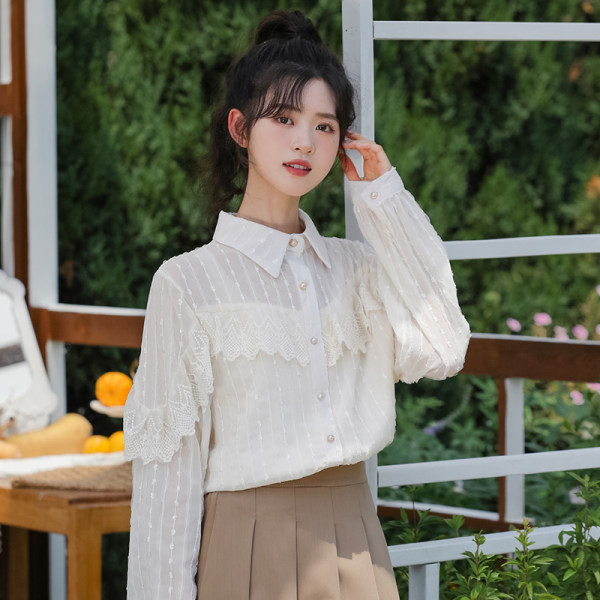 Moodne naiste särk klassikalise krae ja nööpkinnitusega