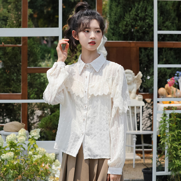 Moodne naiste särk klassikalise krae ja nööpkinnitusega