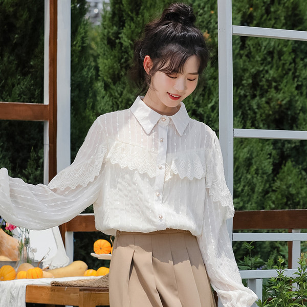 Moodne naiste särk klassikalise krae ja nööpkinnitusega