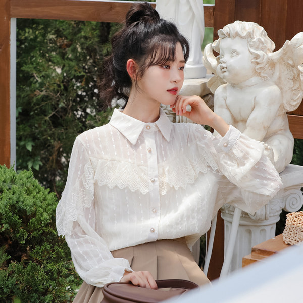 Moodne naiste särk klassikalise krae ja nööpkinnitusega