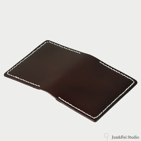 Maža vyriška piniginė su kontrastinėmis siūlėmis