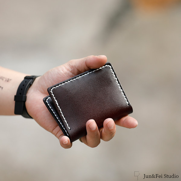 Maža vyriška piniginė su kontrastinėmis siūlėmis