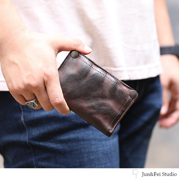 Kahes värvitoonis nööpidega meeste rahakott