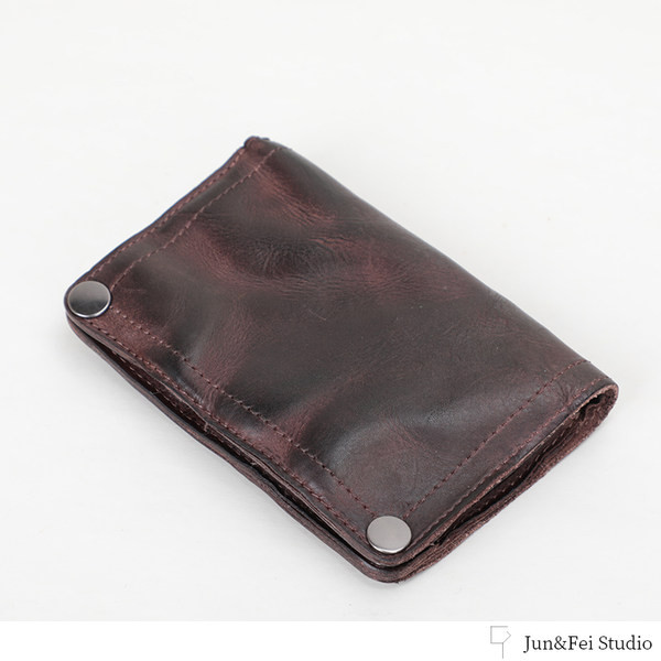 Kahes värvitoonis nööpidega meeste rahakott