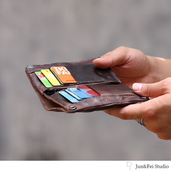 Kahes värvitoonis nööpidega meeste rahakott