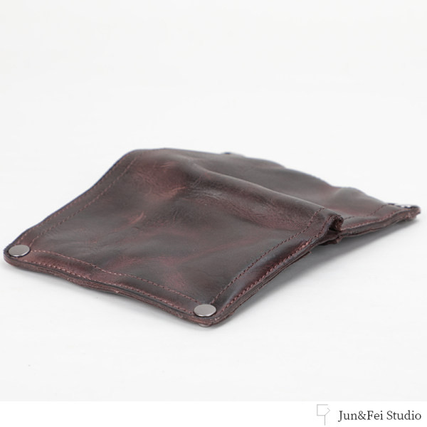 Kahes värvitoonis nööpidega meeste rahakott