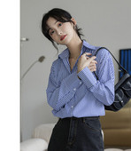 Ženska prugasta košulja s gumbima i klasičnim ovratnikom