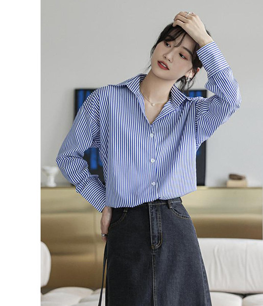 Ženska prugasta košulja s gumbima i klasičnim ovratnikom