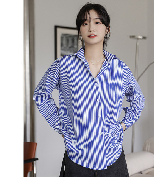 Ženska prugasta košulja s gumbima i klasičnim ovratnikom