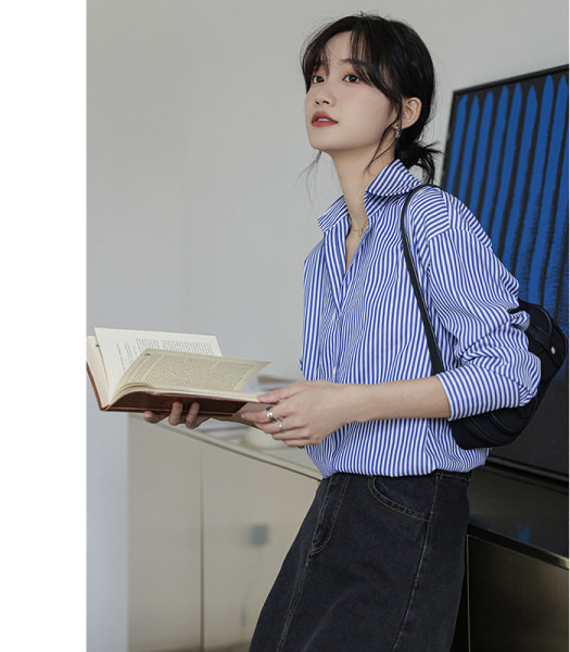 Ženska prugasta košulja s gumbima i klasičnim ovratnikom