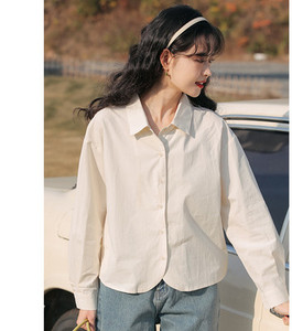 Široka ženska košulja na gumbe - čisti model