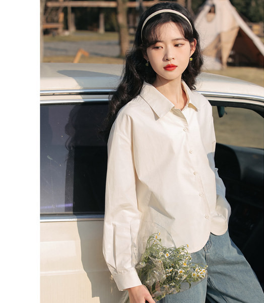 Široka ženska košulja na gumbe - čisti model