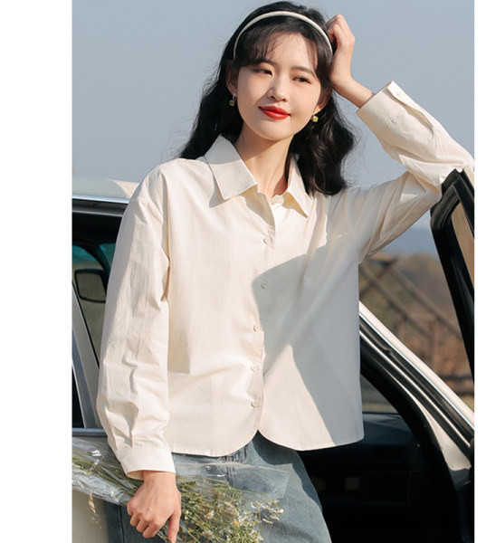 Široka ženska košulja na gumbe - čisti model