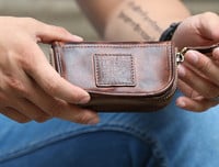 Odinė vyriška piniginė tinkanti raktams ir kreditinėms kortelėms laikyti