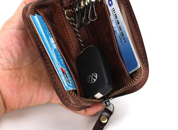 Odinė vyriška piniginė tinkanti raktams ir kreditinėms kortelėms laikyti
