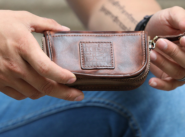 Odinė vyriška piniginė tinkanti raktams ir kreditinėms kortelėms laikyti