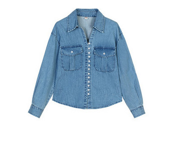 Moteriški džinsiniai marškiniai su V formos iškirpte ir sagomis