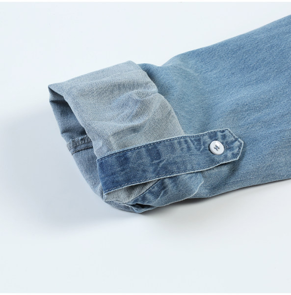 Moteriški džinsiniai marškiniai su V formos iškirpte ir sagomis