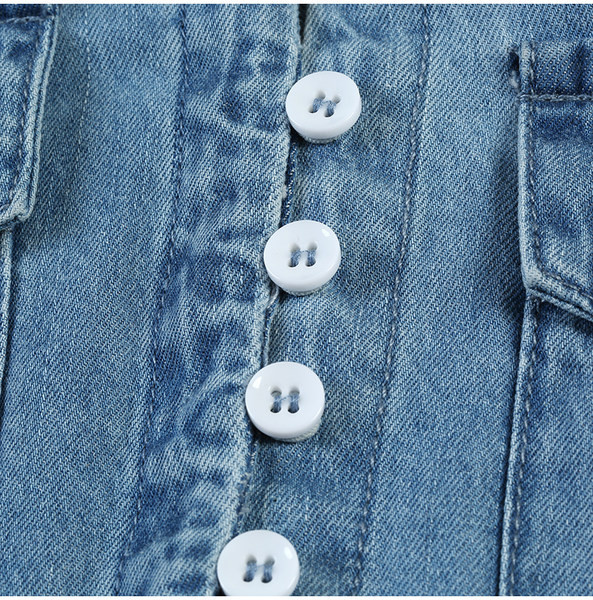 Moteriški džinsiniai marškiniai su V formos iškirpte ir sagomis