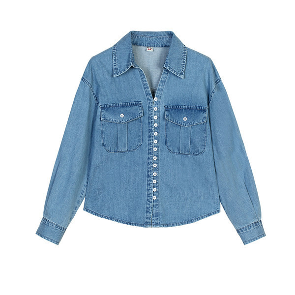 Moteriški džinsiniai marškiniai su V formos iškirpte ir sagomis