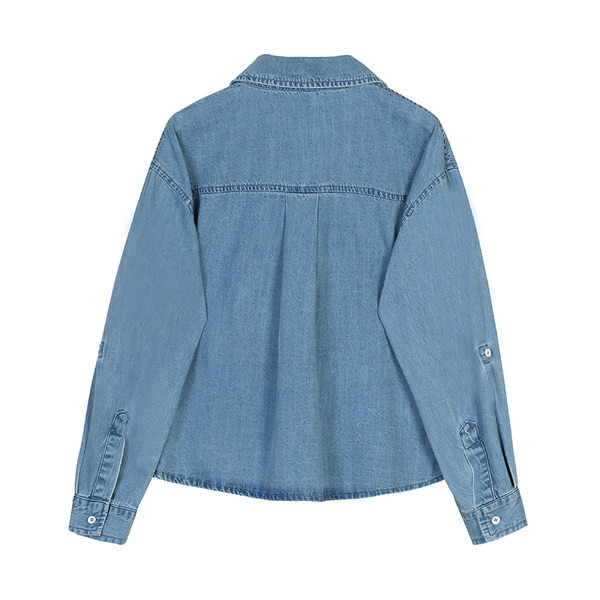 Moteriški džinsiniai marškiniai su V formos iškirpte ir sagomis