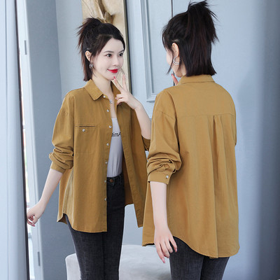 Középhosszú alkalmi ing zsebbel és gombokkal