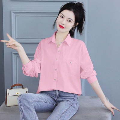 Középhosszú alkalmi ing zsebbel és gombokkal