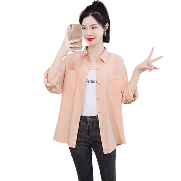 Pavasariniai moteriški marškiniai su sagomis ir plataus kišenės raštu