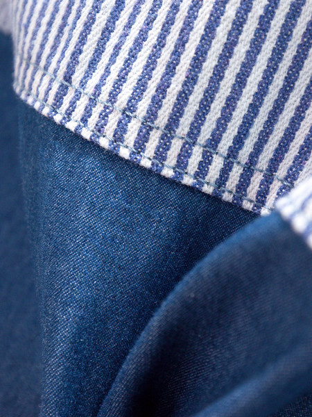 Naujo modelio moteriški marškiniai su klasikine apykakle ir kišenėmis